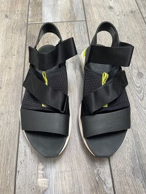 Black Sport Sandals with Neon Yellow Accents Women Sorel Super Comfortable 8